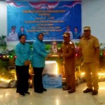 Ketua TP-PKK Serahkan Piala Juara Lomba 10 Program PKK Tingkat Provinsi kepada Wakil Bupati SBB